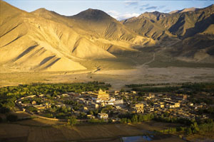 Himalaya, Tibet: Erlebnisreise Tibet Komplett - Hochland Siedlung in goldenem Licht