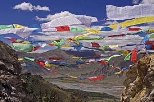 Himalaya, Tibet: Erlebnisreise Tibet Komplett - Kyichu-tal mit bunten Gebetsfahnen